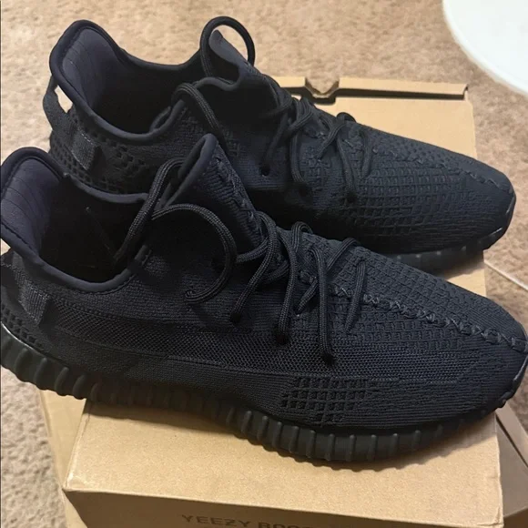 Yeezy Boost 350 V2 Onyx - Picture 2 of 5